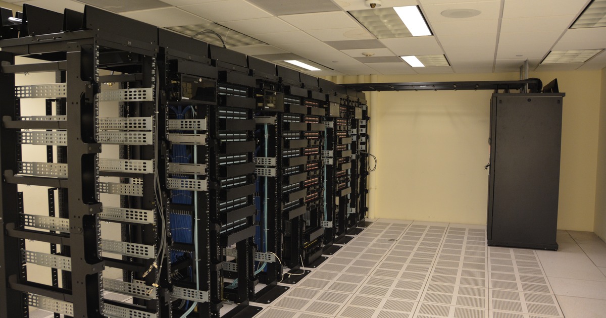 Salle de serveurs avec rangées d’équipements informatiques, illustrant les infrastructures de data centers pour l’intelligence artificielle