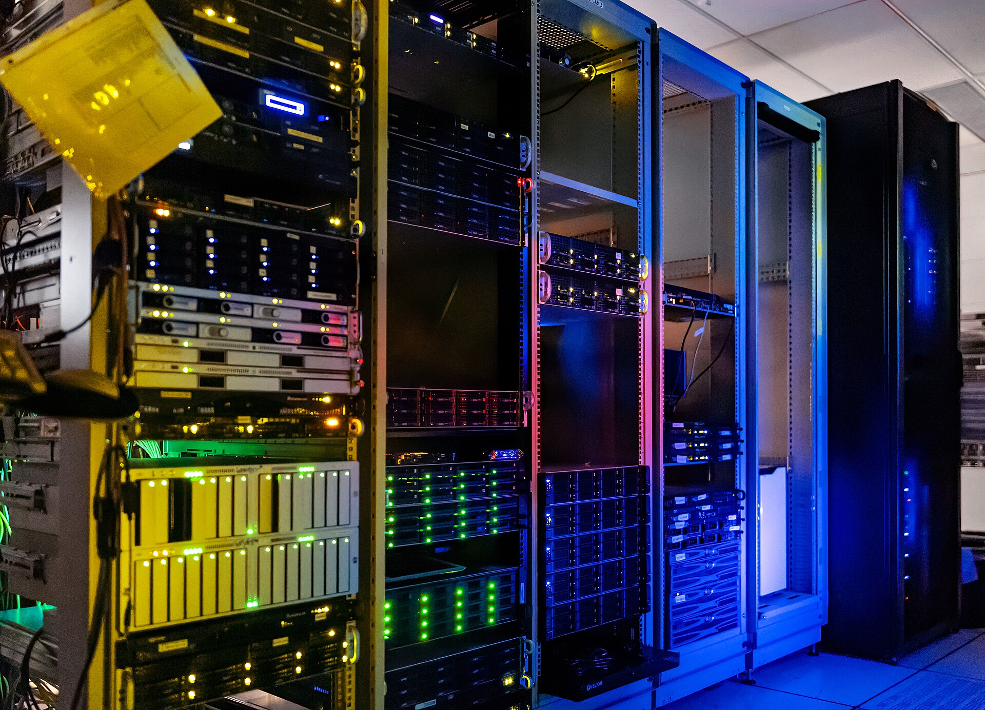Baies de serveurs éclairées dans une salle informatique