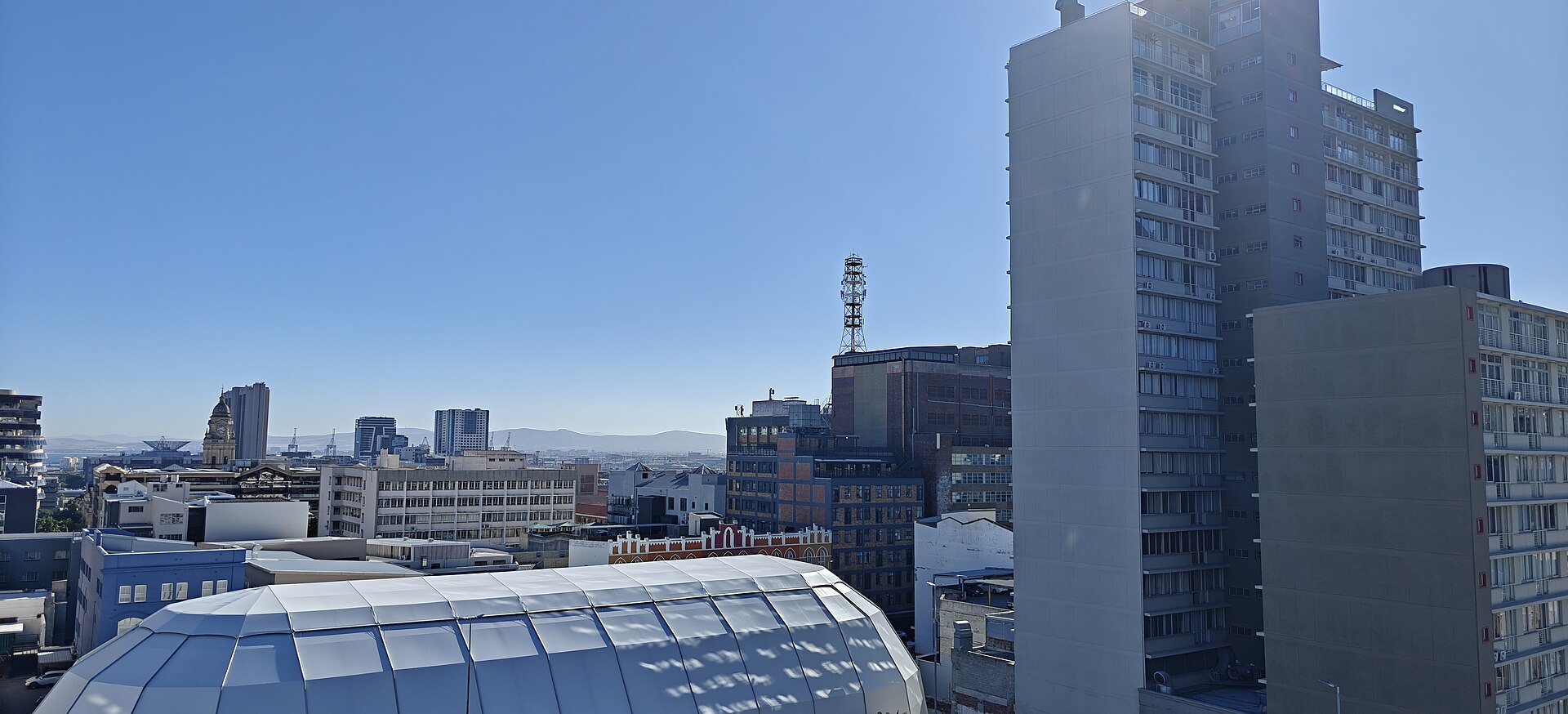 Tour de télécommunications au milieu des immeubles de Cape Town