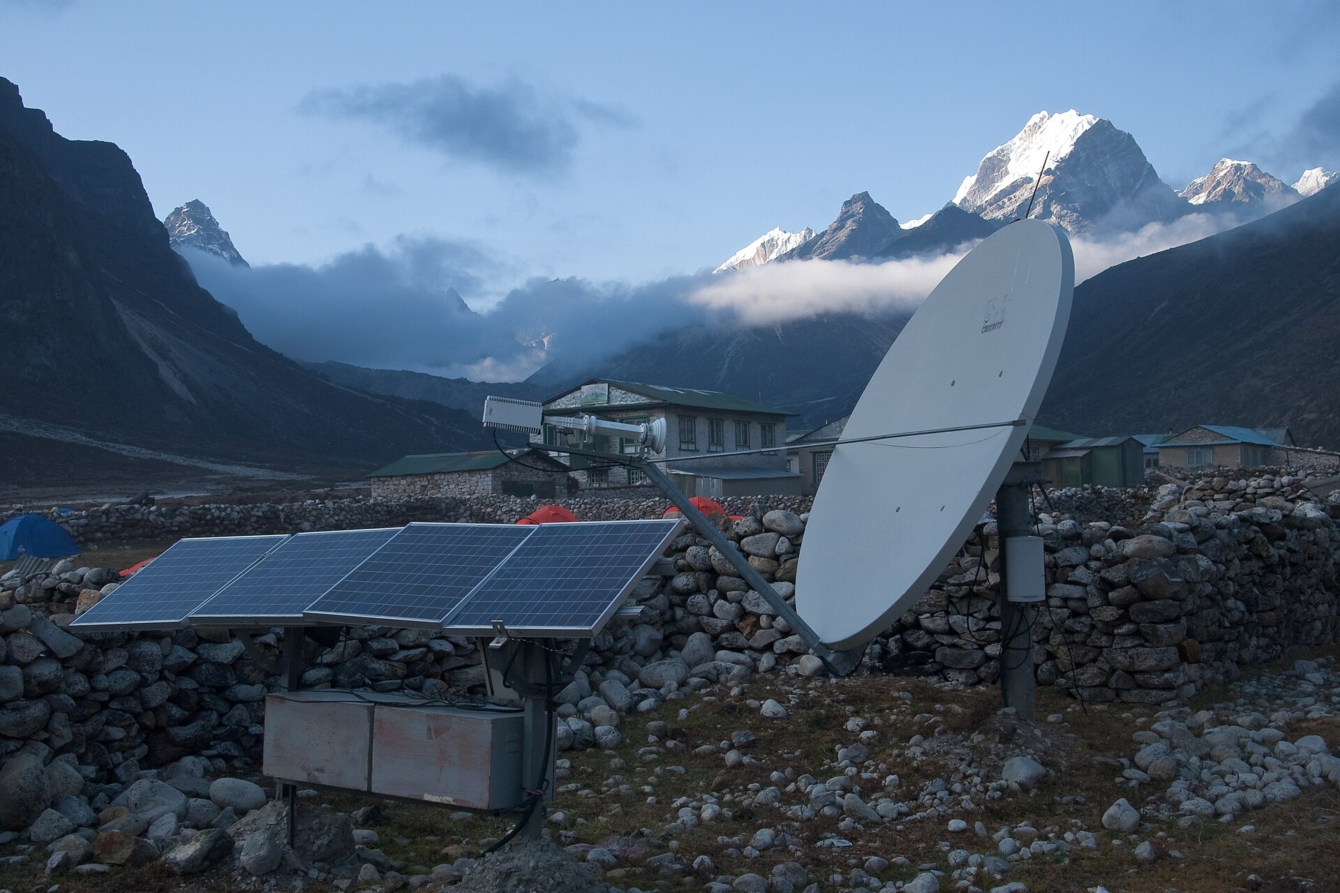 Antenne satellite et panneaux solaires dans une zone montagneuse