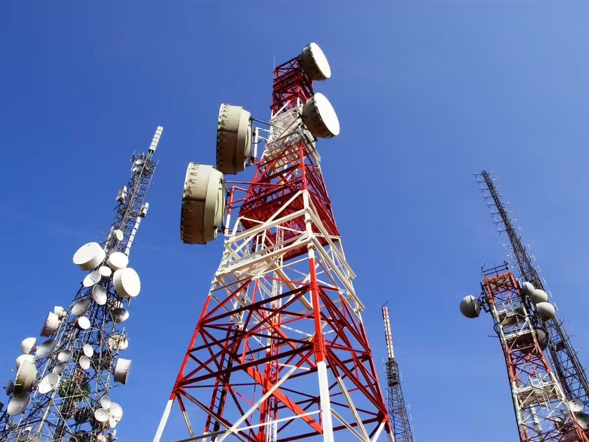 Antennes et faisceaux hertziens sur des pylônes de télécommunication