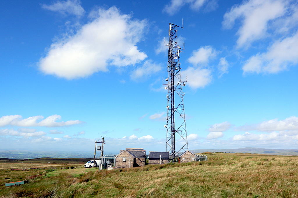 Antenne-relais de télécommunications dans un paysage rural