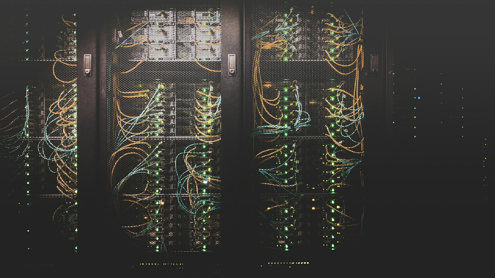 Baie de serveurs avec câbles fibre optique pour illustrer la connectivité des data centers