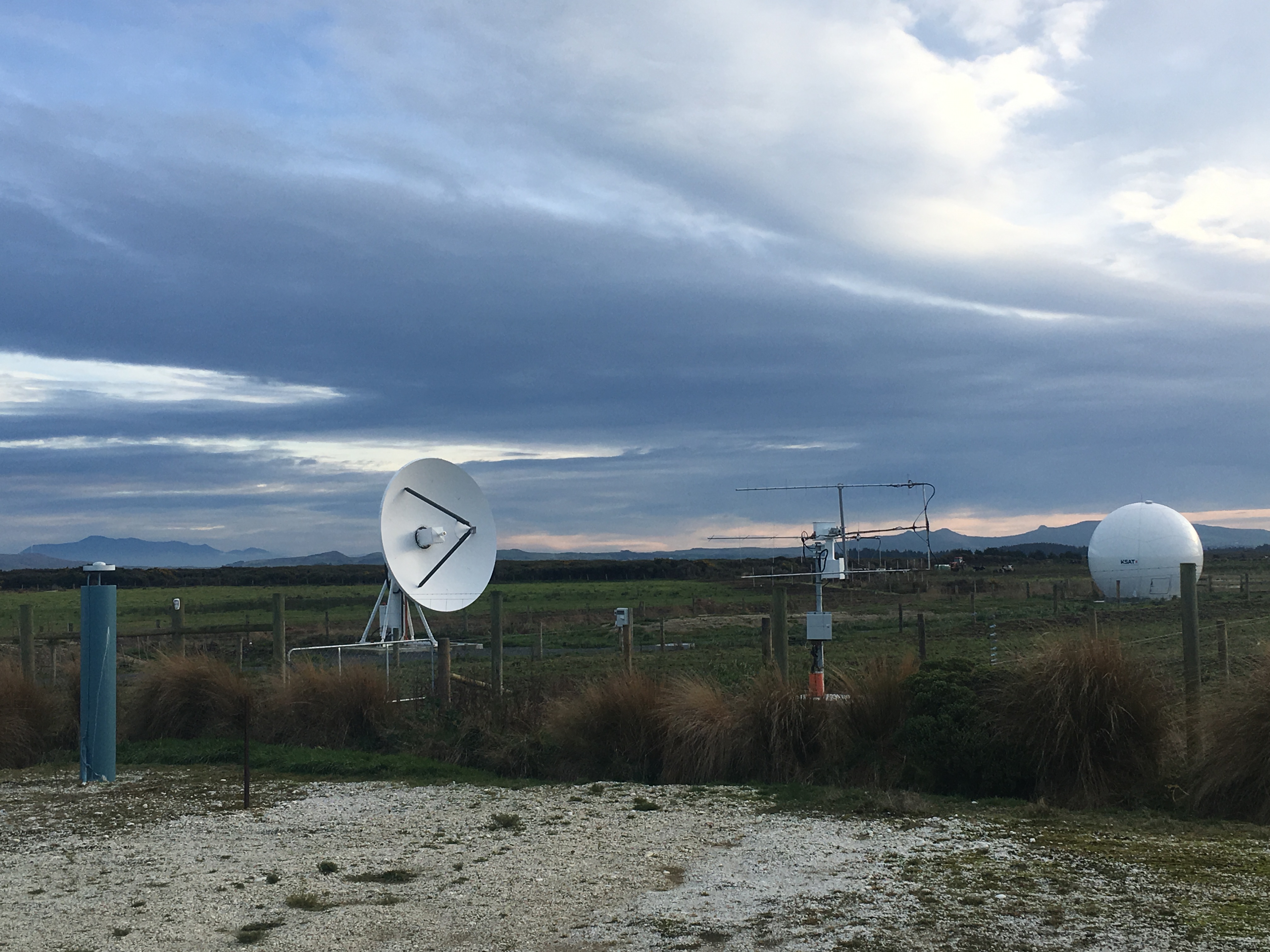 Antennes paraboliques d’une station terrestre satellite