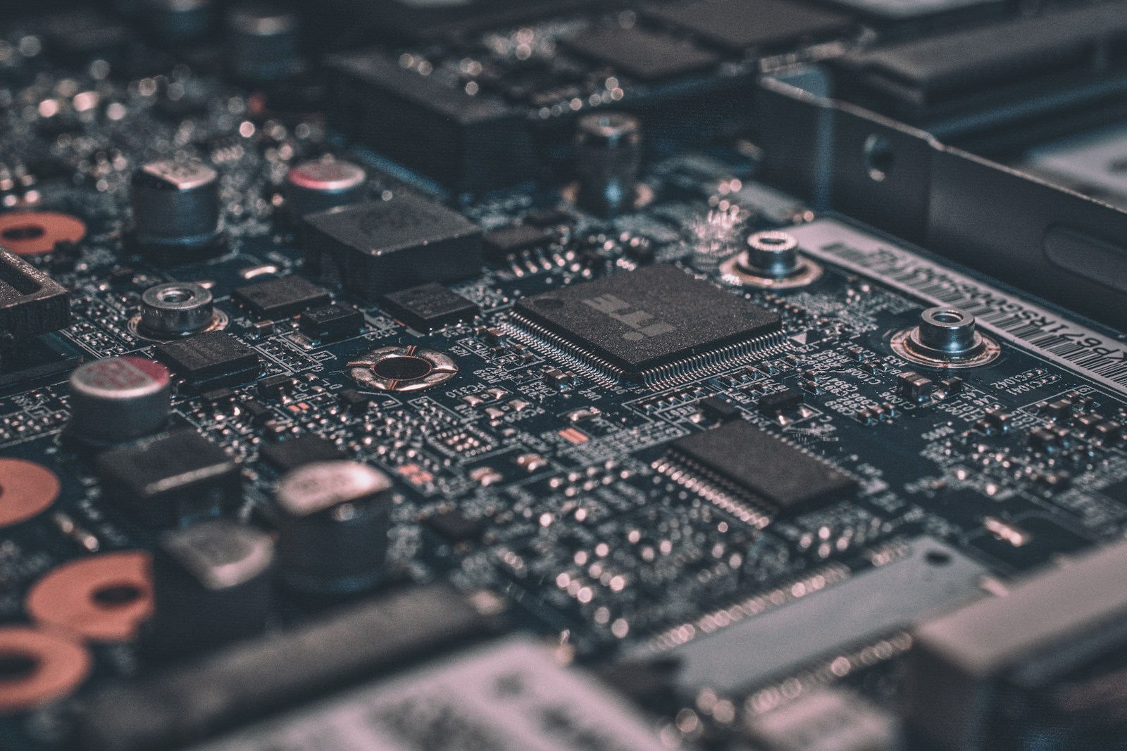 Circuit imprimé et composants électroniques pour illustrer un chipset IoT