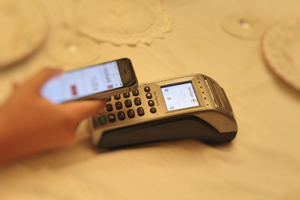Un smartphone utilisé sur un terminal de paiement mobile