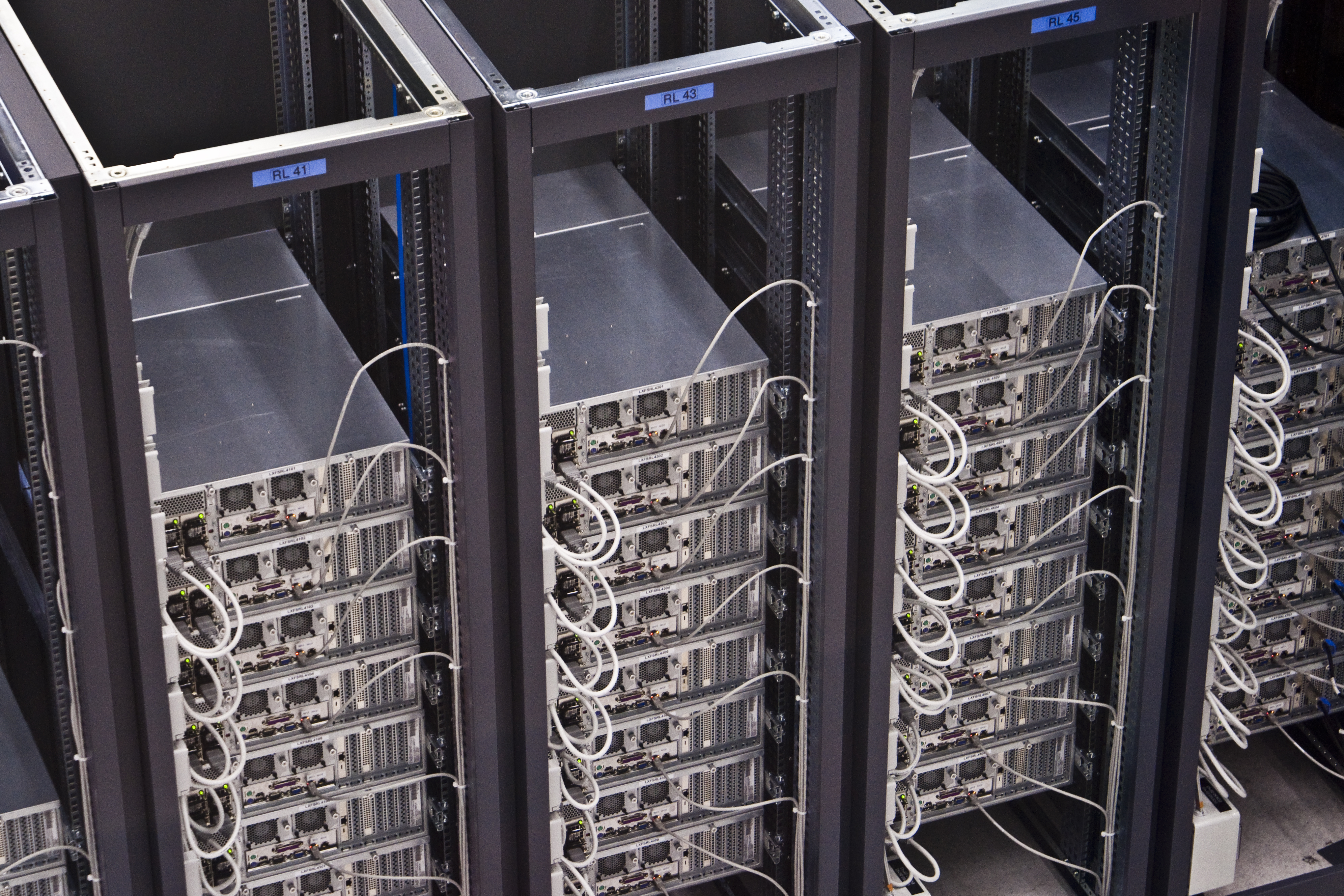 Baies de serveurs dans un centre informatique, illustration des infrastructures critiques et de leur sécurité