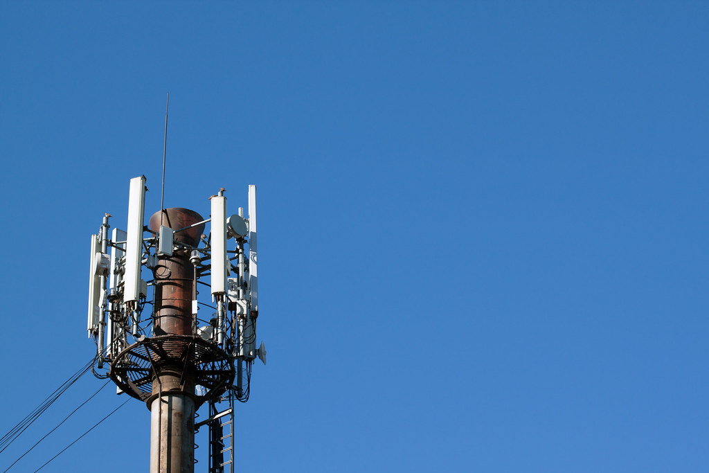 Antenne d’un réseau mobile sur fond de ciel bleu