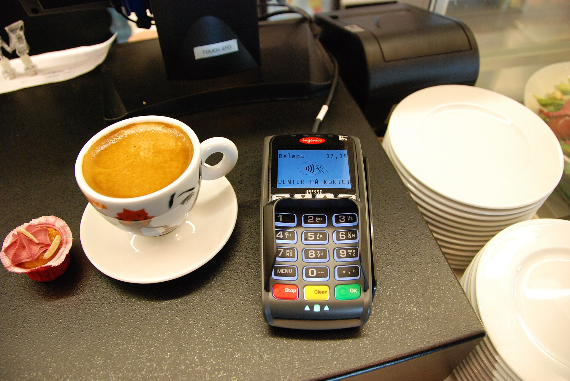Terminal de paiement posé sur un comptoir, illustration d’un paiement mobile